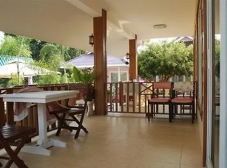 โรงแรม Baan Im Em 2*