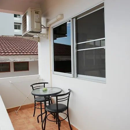 Victoria's Place And Restaurant โรงแรม Pattaya