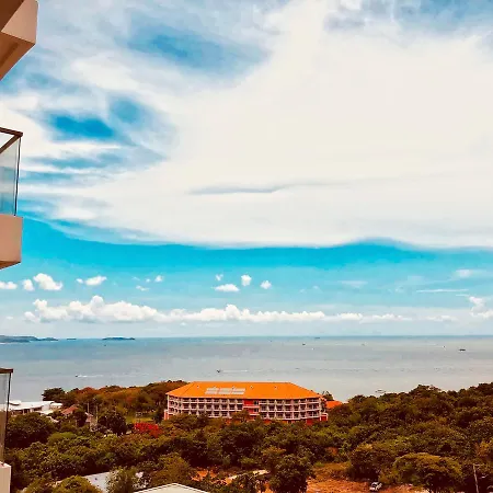 อพาร์ทเม้น The Peak Towers - Luxury High Floor Ocean View - 2 Pools & Gym Pattaya