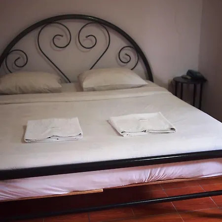 Little Hotel 2*