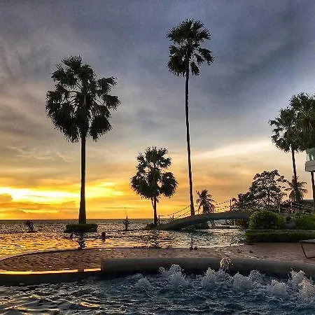 อพาร์ทเม้น The Palm Front *