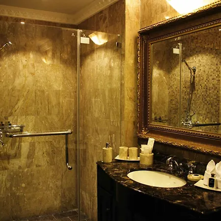 โรงแรม Four Seasons Place