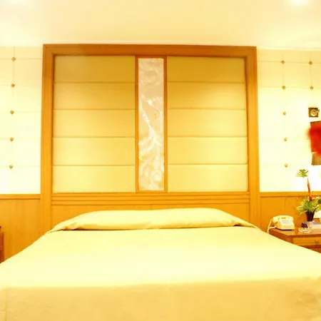 รายัล ทวินส์ พาเลซ โรงแรม 4*