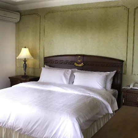 โรงแรม Four Seasons Place 4*