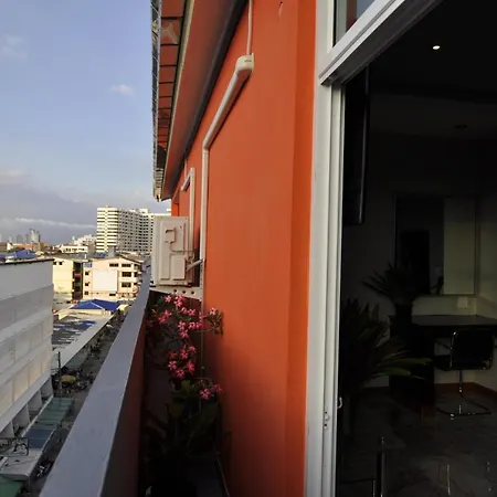 Koenig Mansion โรงแรม 4*