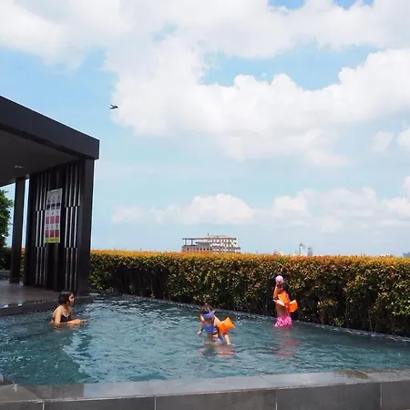 อพาร์ตโฮเทล The Base Central 3*