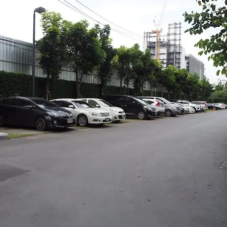 The Base Central อพาร์ตโฮเทล 3*
