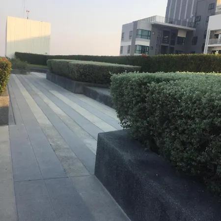 อพาร์ตโฮเทล The Base Central 3*