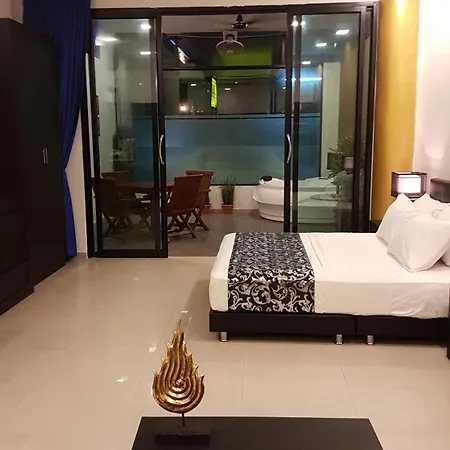 East โรงแรม