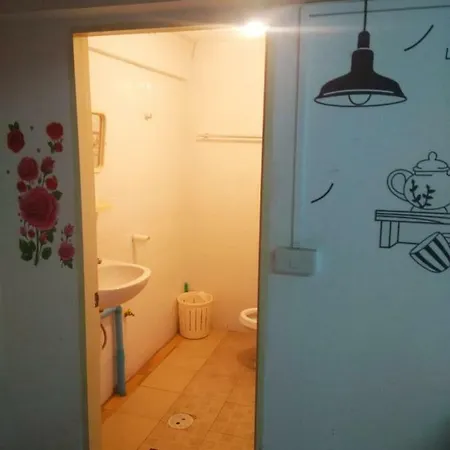 Hostel Backpackers (adults Only) *