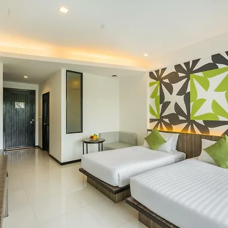 J โรงแรม