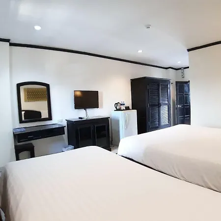 โกลเดนท์ทิวลิป เอสเซนเชียล พัทยา โรงแรม 3*