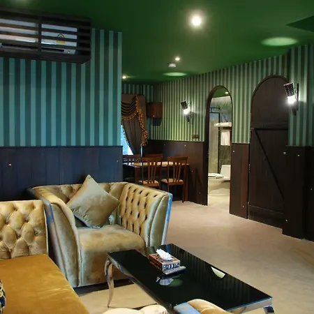 โรงแรม Castle Suites