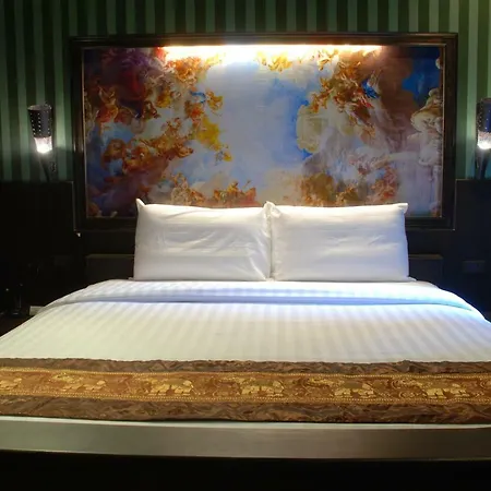 โรงแรม Castle Suites 5*