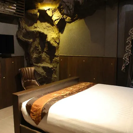 โรงแรม Castle Suites