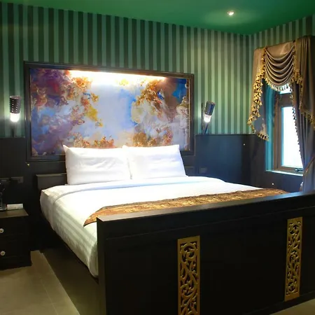โรงแรม Castle Suites 5*