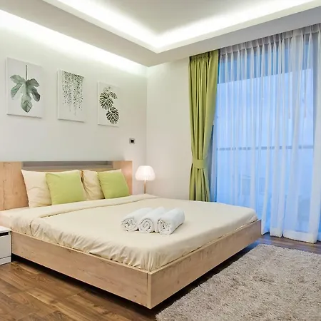 Stylish In Peak Towers Apartment *