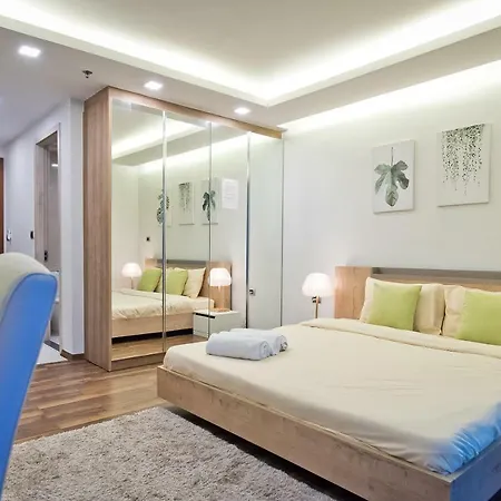 Stylish In Peak Towers Apartment *