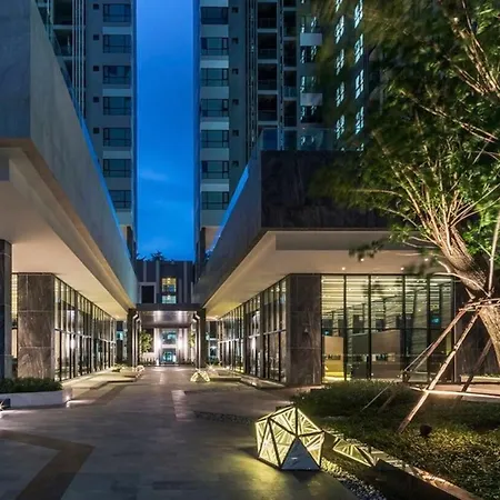 The Base Pattaya: Infinity Pool Near Walking Street Apartment *