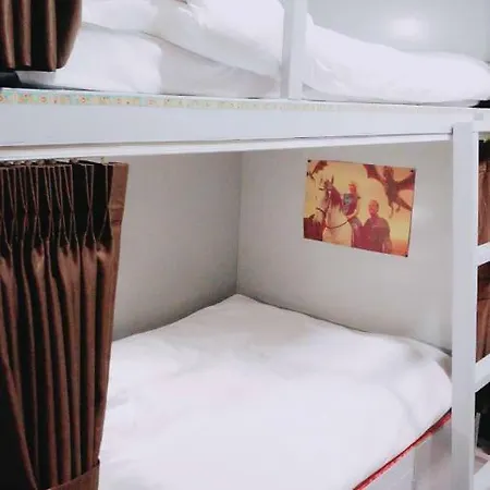 ยู โฮม โฮสเทล โรงแรมแคปซูล 2*