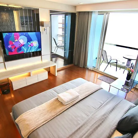 Luxurious Beachfront Apartment *