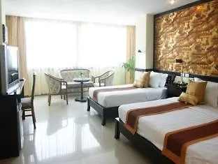 Jomtien Holiday โรงแรม