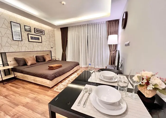Garden View Studio In Peak Towers