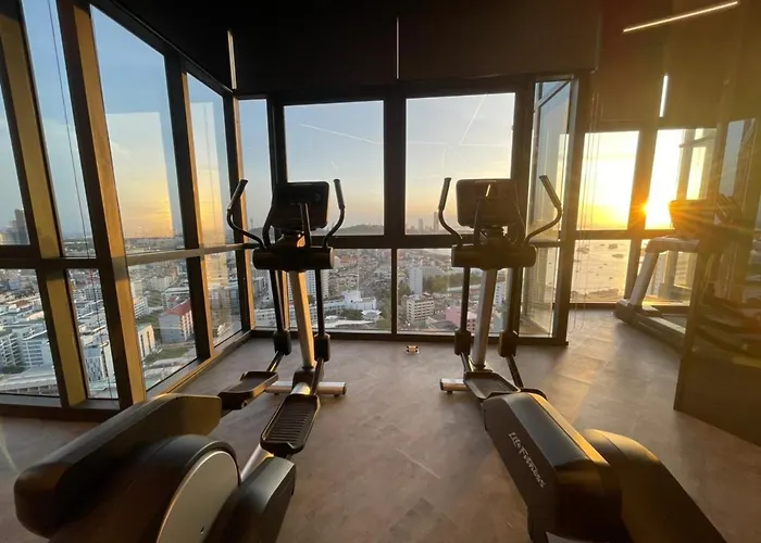 Edge Central Pattaya Seaview With Infinity Pool & Free Netflix