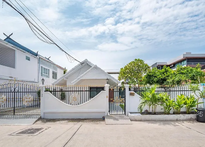 Deluxe 3 Bedrooms Villa With Fancy Pool In Downtown Pattaya