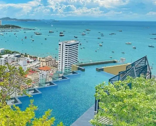 Edge Central Pattaya Residence With Living Room