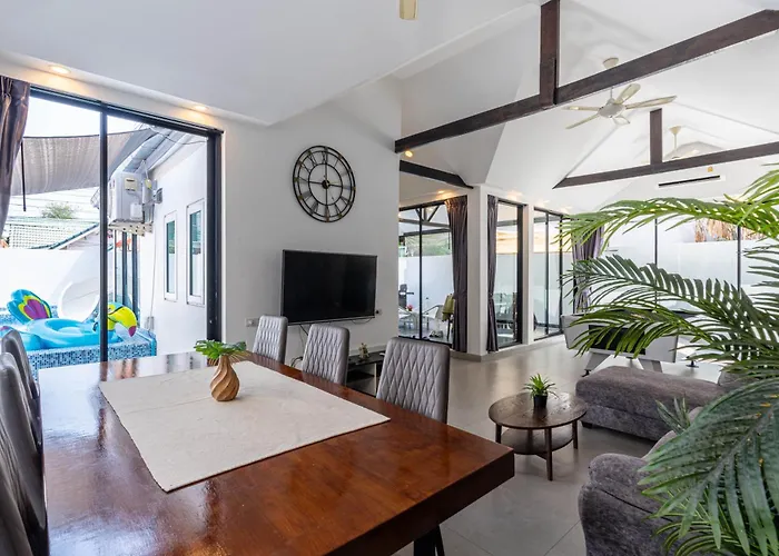 Luxury Pool Villa Pattaya Center C5 - 5 Bedroom