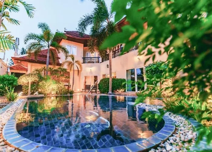 Luxury & Huge Garden Pool Villa Semi-4Bed Near Beach & Walking Street