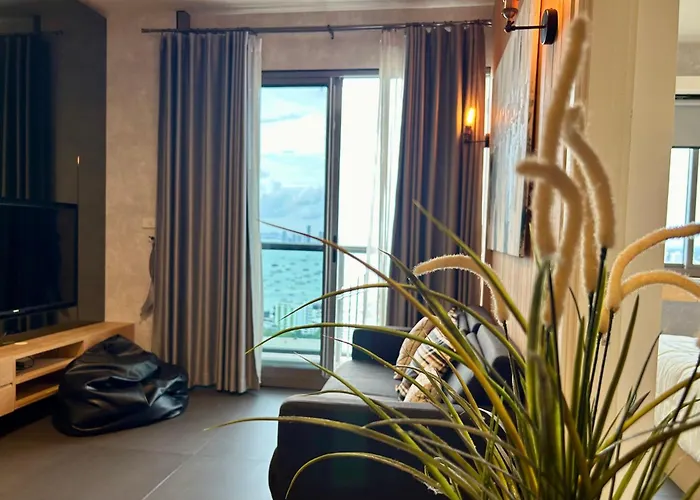 Unixx High Floor Seaview Double Bedroom Condo