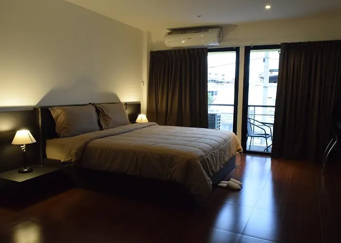 Hideaway Guest House And Bar