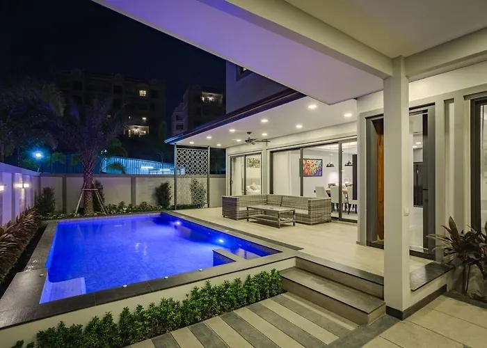 Super Luxury 4 Bedroom Private Pool Villa With Jacuzzi, Near 711, 10 Minutes To Walking Street And Pattaya Beach - Mt4