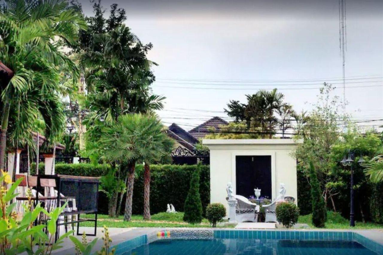 Cozy Garden Pool