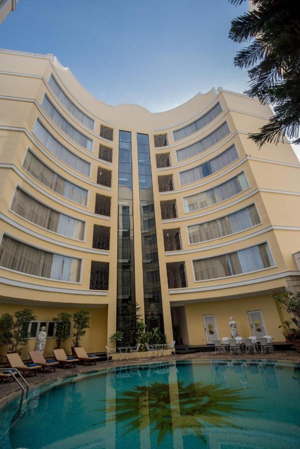 Four Seasons Place 4*