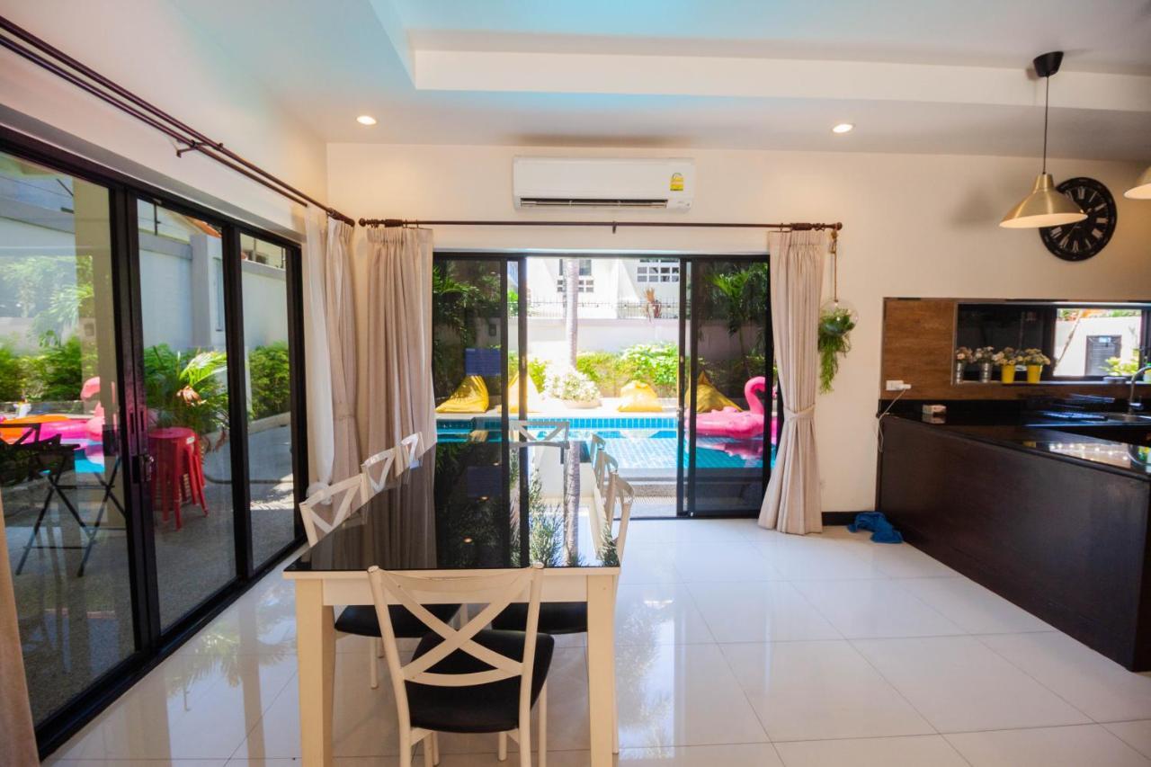 Luxury Pool 4 Bedroom 900m 1.5 Km Downtown Villa *