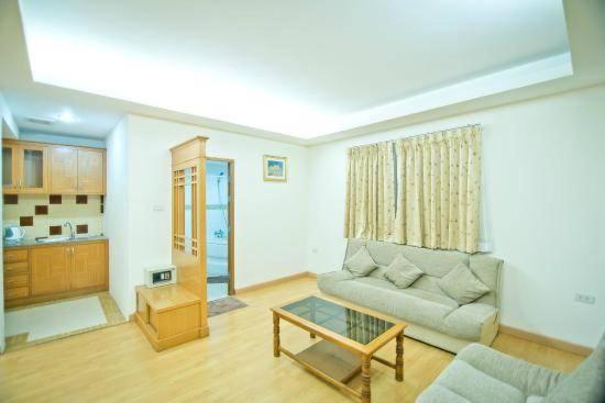 Jolly & Restaurant Guest house Pattaya