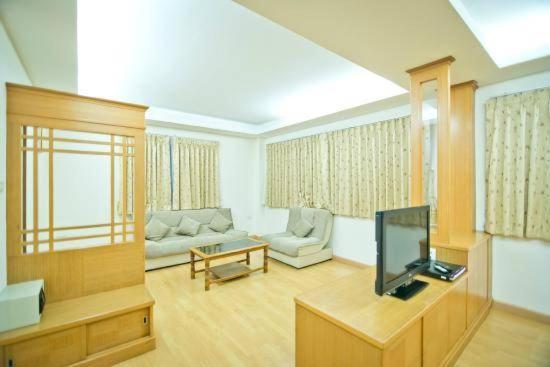 Jolly & Restaurant Guest house Pattaya