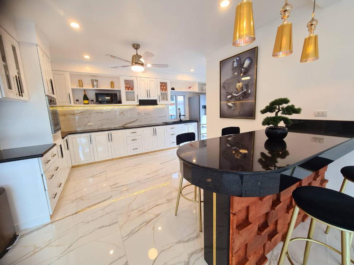 Villa Izzyland Luxury Pool Walking Street 5 Bedrooms *