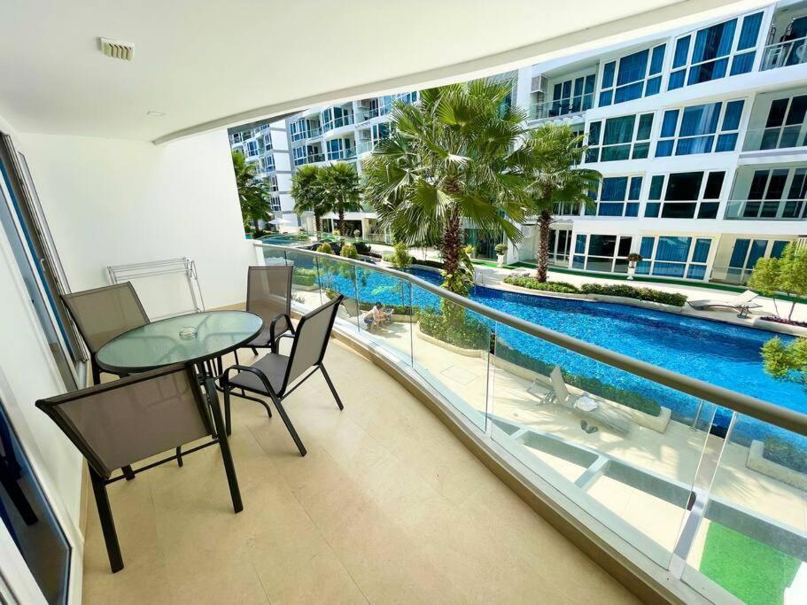 Large Luxury, Pool View, Grand Avenue, - 202 Apartment