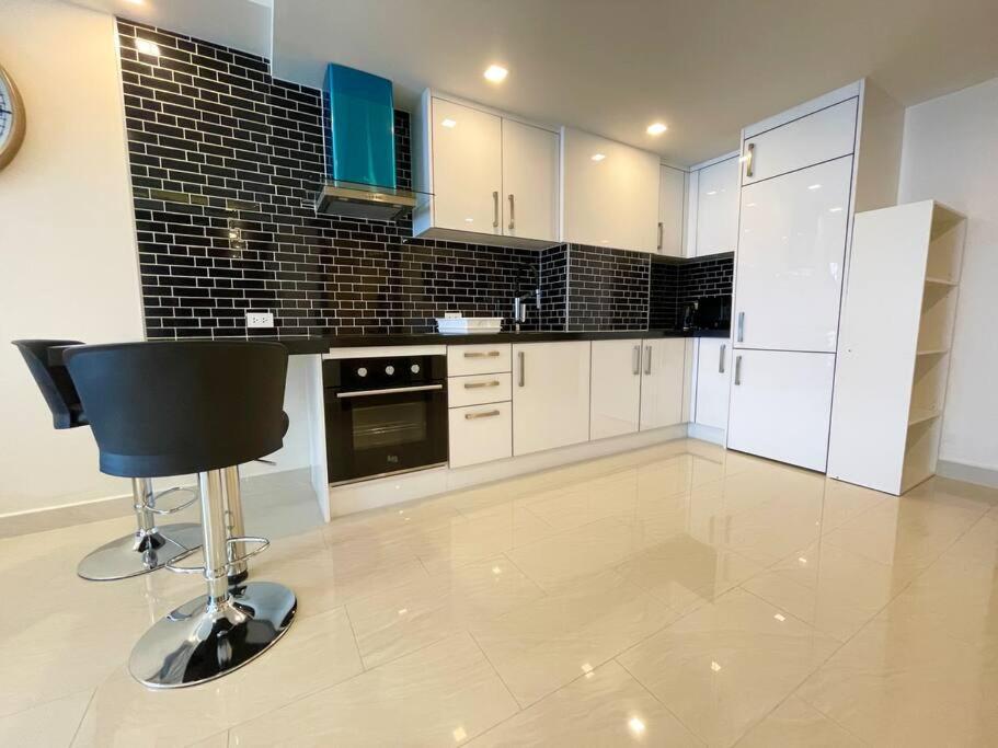 Large Luxury, Pool View, Grand Avenue, - 202 * Pattaya