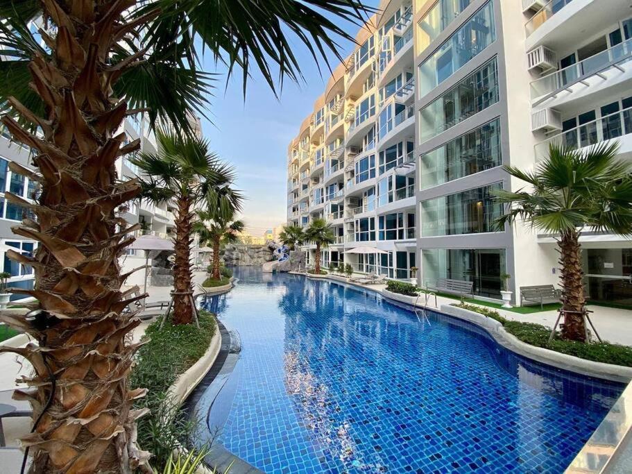 Large Luxury, Pool View, Grand Avenue, - 202 * Pattaya