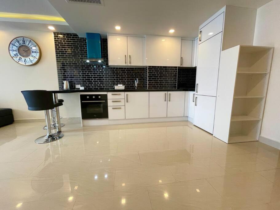 Large Luxury, Pool View, Grand Avenue, - 202 Apartment *