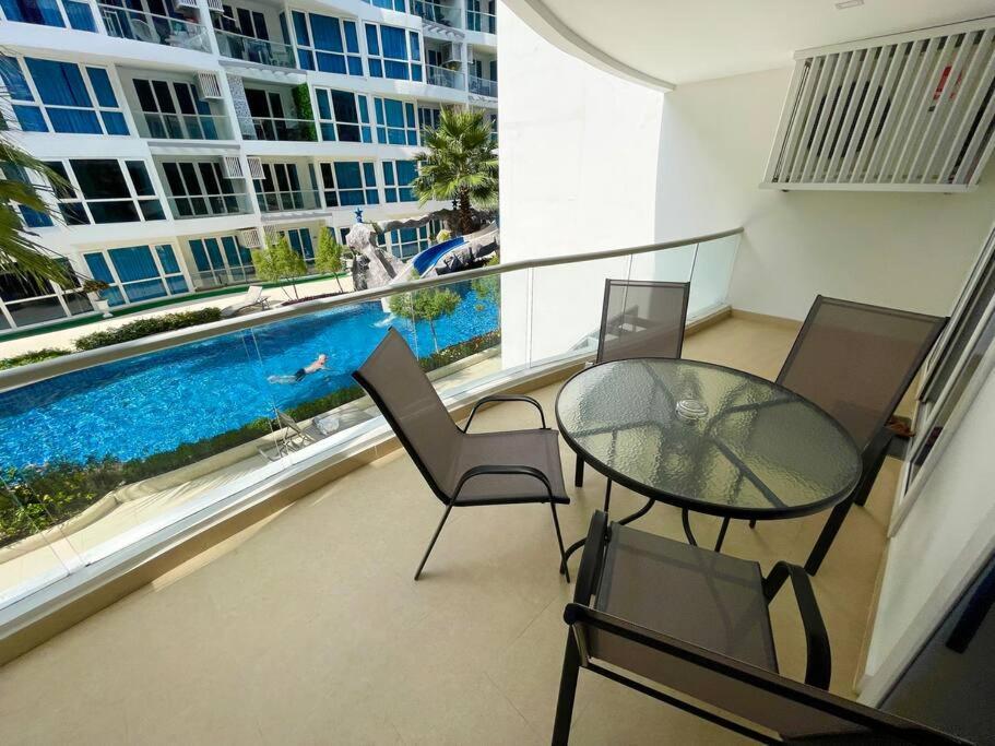 Large Luxury, Pool View, Grand Avenue, - 202 * Pattaya