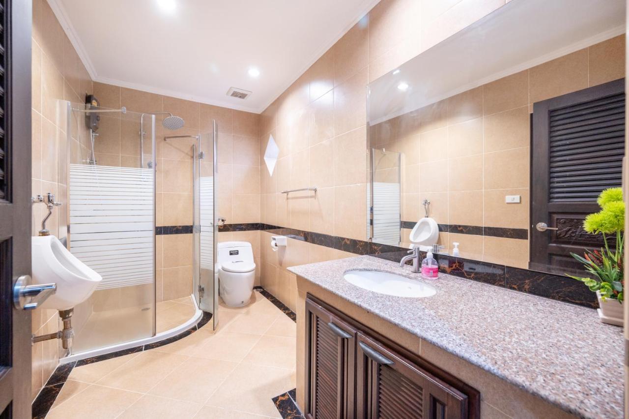 Villa Luxury 3 Bhk 200m From The Pattaya