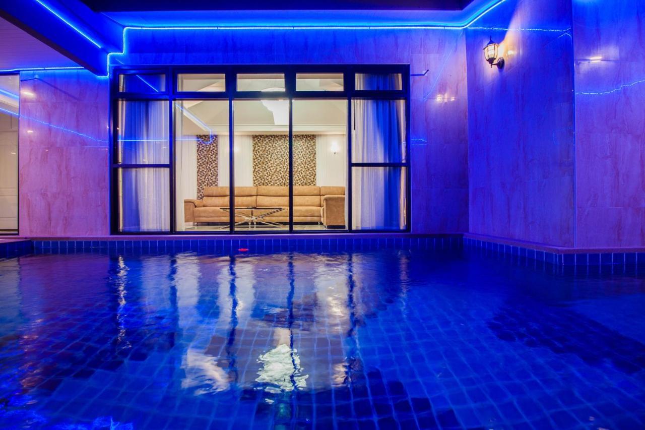 Villa Pool B5