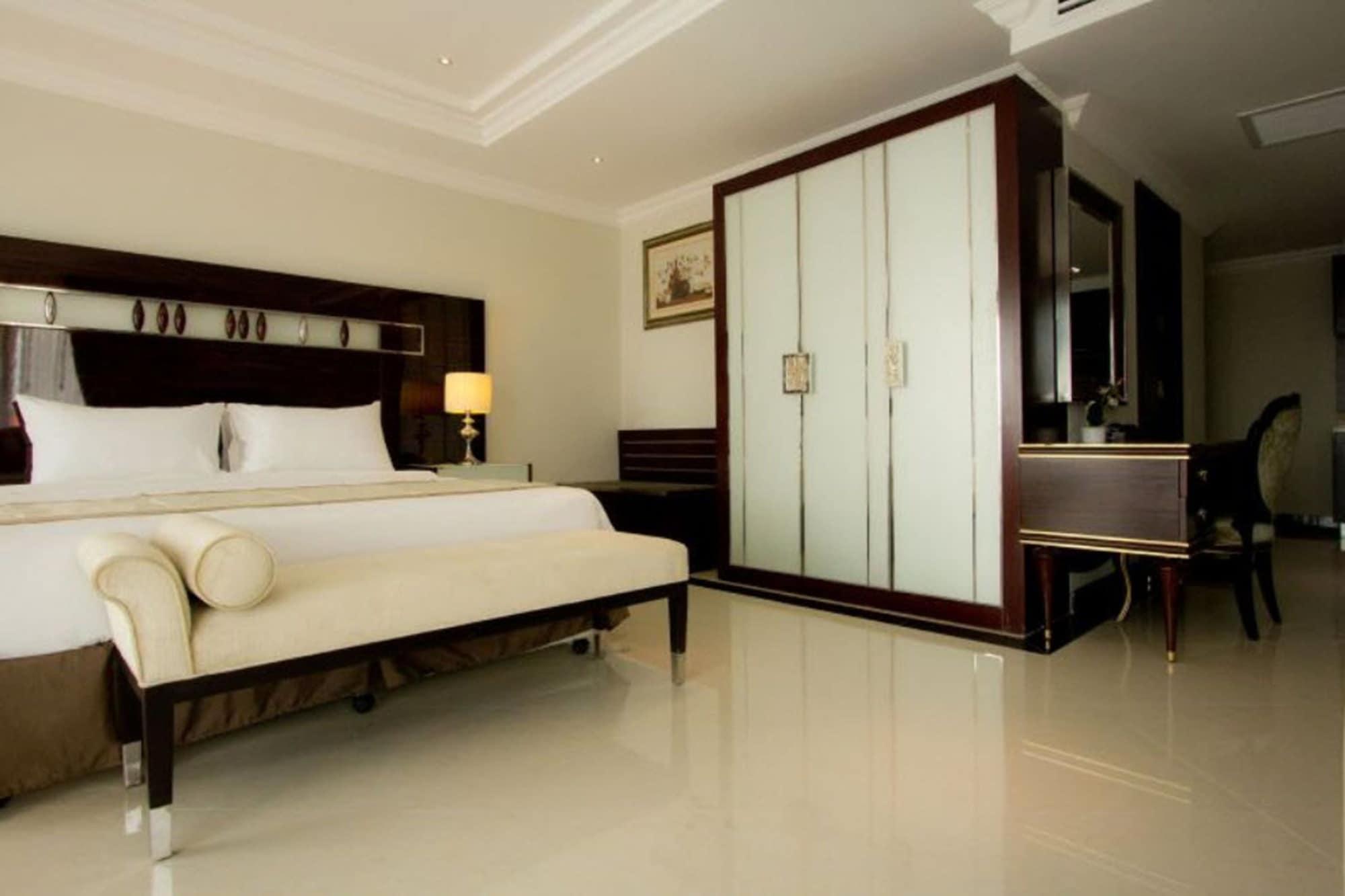 Hotel Lk Royal Wing