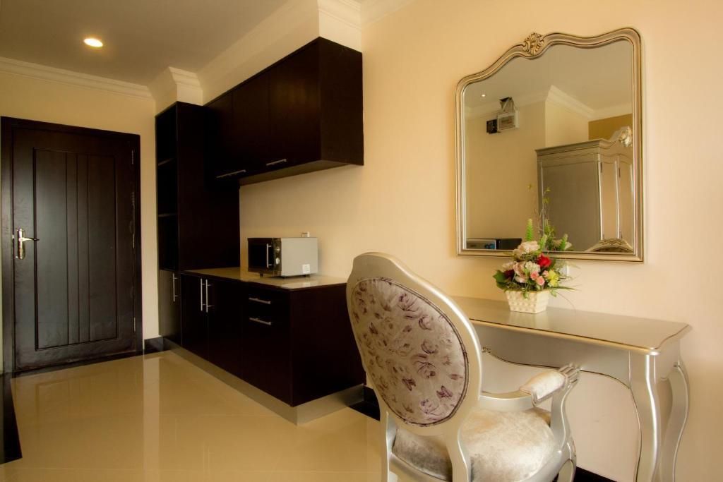 Lk Grand Living Place Hotel 4*